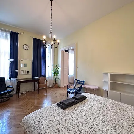 布达佩斯市中心西火车站公寓 Budapest