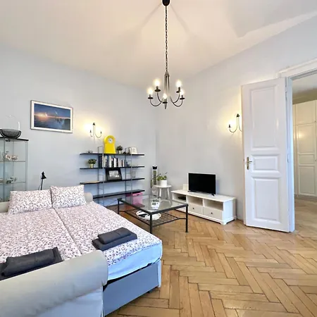 布达佩斯市中心西火车站公寓 *